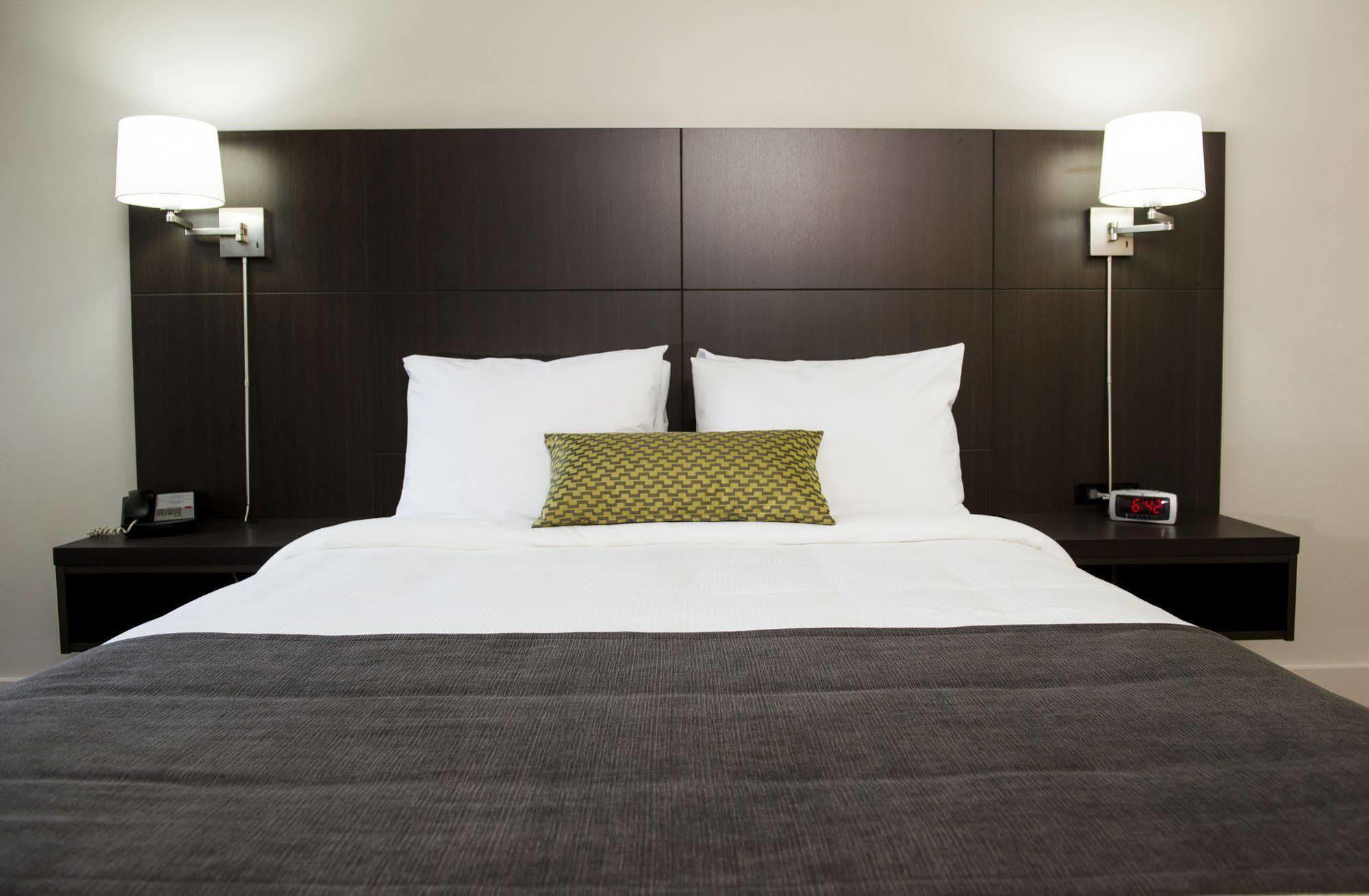 V Hotel & Suites Moncton Eksteriør billede